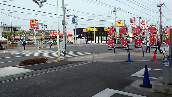 警察官だらけの交差点